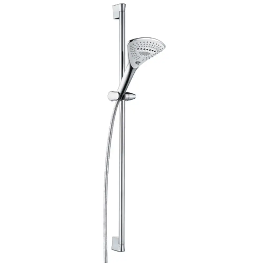 Chromfarbenes Brause-Set von Kludi mit Wandstange und Handbrause, an einer Wand montiert. Die Brause hat ein ergonomisches Design und einen flexiblen Schlauch.